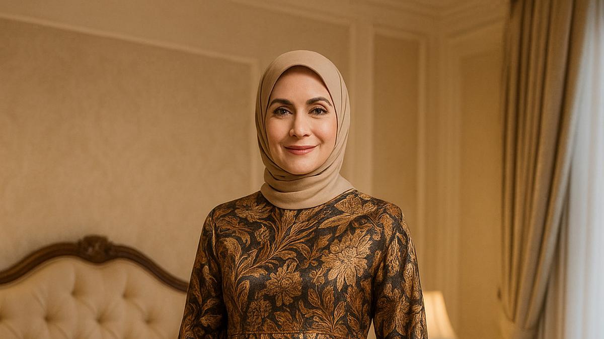 8 Model Tunik Batik untuk Wanita 50 Tahun yang Anggun dan Nyaman di 2025