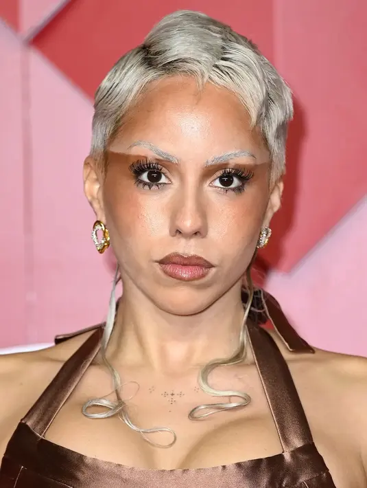 Poppy Ajudha membuat perona pipi cut crease diffused yang keren mulai dari bagian bawah alisnya.