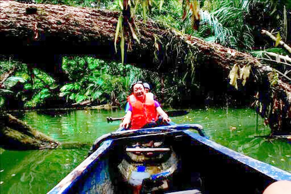 Dengan kano atau perahu panjang, pelancong dapat menikmati keindahan Sungai Cigenter di kawasan Taman Nasional Ujung Kulon, Banten. (Liputan6.com/Yandhi Deslatama)
