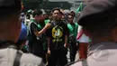 Salah satu supporter klub Persebaya 1927 (bonek) saat melakukan aksi di jalan Embong Malang, Surabaya, Jawa Timur, Sabtu (18/4/2015). Para bonek mendukung sikap tegas Menpora dan BOPI terhadap PSSI dan PT Liga Indonesia. (Liputan6.com/Helmi Fithriansyah)