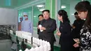 Pemimpin Korea Utara, Kim Jong-Un ditemani istrinya, Ri Sol-Ju (kanan) memeriksa produk kosmetik di sebuah pabrik di Pyongyang, 29 Oktober 2017. Kantor berita KCNA kembali merilis aktivitas kunjungan kerja Jong-Un (AFP PHOTO / KCNA VIA KNS / STR)