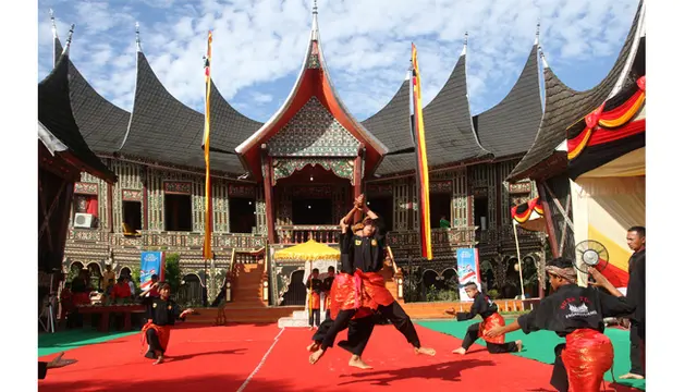 Budaya Minang Selimuti Pemberian Gelar Kehormatan Dirut Pertamina