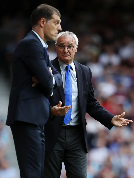 Pelatih Leicester, Claudio Ranieri, memprotes pelatih West Ham United, Slaven Bilic, dalam laga Liga Inggris di Stadion Boleyn Ground, London, (15/8/2015). (AFP/Justin Tallis)