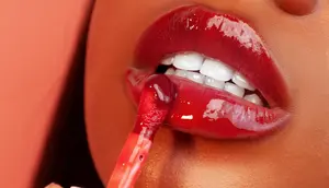 Cherry Cola Lips, Tren Makeup Bibir dengan Sentuhan Cokelat dan Merah Berry