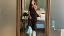 MIrror selfie, Gayoon tampil kece dengan spaghetti strap dress warna cokelatnya yang dipadukan dengan celana kulot warna putih. [@gayoon_heo]