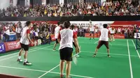 Tontowi Ahmad/Lilyana Natsir menghadapi Meiliana Jauhari, Siti Fadia, Rinov Rivaldy, dan Youtuber Indonesia, Jovial dan Andovi da Lopez, pada laga ekshibisi Djarum Badminton All Star di GOR Turide Mataram, Minggu (10/2/2018). (Bola.com/Rizki Hidayat)