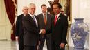 Presiden Jokowi berjabat tangan dengan Menteri Pertahanan Amerika Serikat (AS) James Mattis di Istana Merdeka, Jakarta, Selasa (23/1). Kunjungan tersebut untuk membahas hubungan bilateral dan keamanan antara Indonesia dan AS. (Liputan6.com/Angga Yuniar)