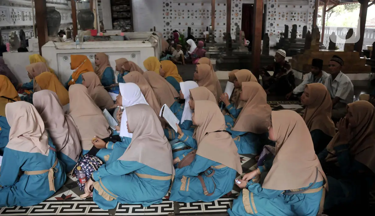 Peziarah berdoa saat berziarah ke makam Sunan Gunung Jati di Cirebon, Jawa Barat, Kamis (31/3/2022). Makam Sultan Syarif Hidayatullah atau Sunan Gunung Jati merupakan salah satu lokasi yang ramai didatangi para peziarah sebagai tradisi jelang bulan suci Ramadhan. (merdeka.com/Iqbal S. Nugroho)