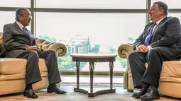 Menteri Luar Negeri AS, Mike Pompeo bertemu dengan Perdana Menteri Malaysia, Mahathir Mohamad di Putrajaya, Kuala Lumpur, Jumat (3/8). Kunjungan Pompeo tersebut untuk mengakhiri lawatan dua hari di Malaysia. (Malaysia Information Ministry via AP)