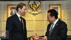 Ketua DPD RI Irman Gusman berbincang dengan Menteri Perindustrian dan Perdagangan Rusia Denis Manturov di kantor DPD RI Jakarta, Jumat (8/1). Denis Manturov untuk membahas kerja sama ekonomi antara Indonesia dan Rusia. (Liputan6.com/Faisal R Syam)