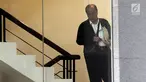 Dirut PT SMART Tbk, Jo Daud Dharsono menaiki tangga akan menjalani pemeriksaan oleh penyidik KPK, Jakarta, Rabu (5/12). Jo Daud diperiksa sebagai saksi untuk tersangka ‎Direktur PT Binasawit Abadi Pratama Edy Saputra Suradja. (Merdeka.com/Dwi Narwoko)