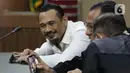Musisi I Gede Ari Astina alias Jerinx SID (kiri) sesaat sebelum sidang pembacaan putusan kasus dugaan pengancaman terhadap Adam Deni di PN Jakarta Pusat, Kamis (24/2/2022). I Gede Ari Astina divonis satu tahun penjara, denda Rp 25 juta subsider satu bulan kurungan. (Liputan6.com/Helmi Fithriansyah)
