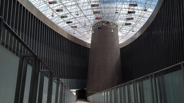 Suasana jembatan penghubung antara lantai satu dan dua Museum Tsunami Aceh (Liputan6.com/Rino Abonita)