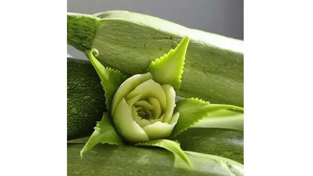 Kali ini ia mengubah timun menjadi bunga yang cantik, menakjubkan.
