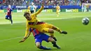 Gelandang Barcelona, Antoine Griezmann, terjatuh saat berusaha melewati pemain Eibar pada laga La Liga 2019 di Stadion Ipurua, Sabtu (19/10). Barcelona menang 3-0 atas Eibar. (AP/Alvaro Barrientos)