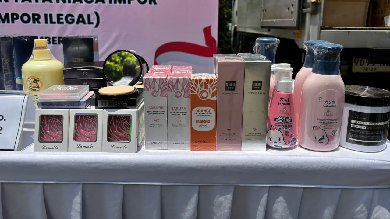 Badan Pengawas Obat dan Makanan (BPOM) membeberkan sejumlah nama produk kosmetik ilegal yang berhasil disita.