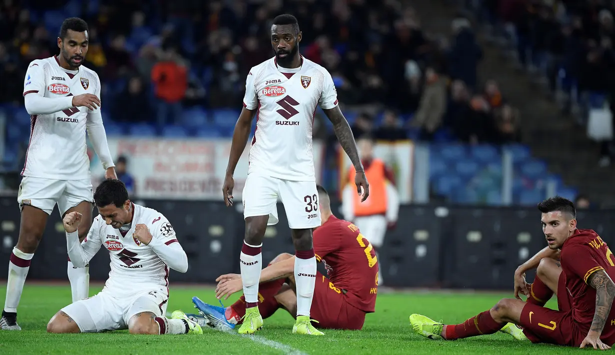 Bek Torino, Izzo Armando, merayakan kemenangan atas AS Roma pada laga Serie A Italia di Stadion Olimpico, Roma, Minggu (5/12). Roma kalah 0-2 dari Torino. (AFP/Filippo Monteforte)