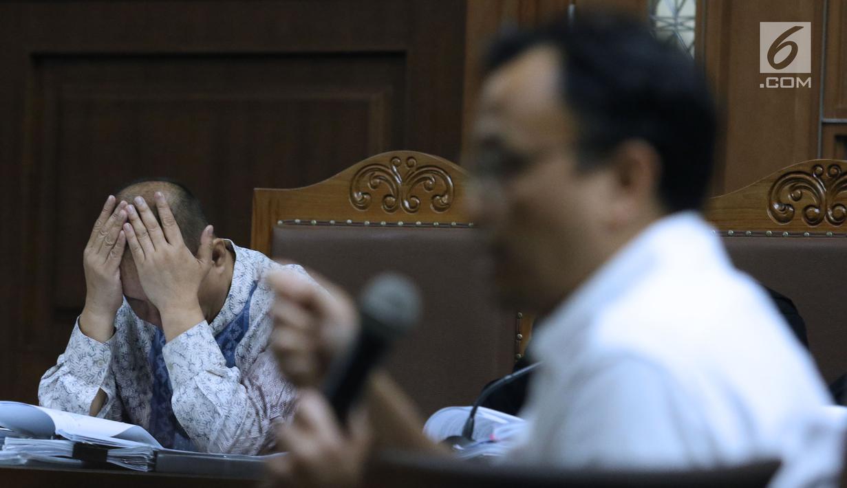 Terdakwa dugaan korupsi penerbitan SKL BLBI, Syafruddin Arsyad Temenggung tertunduk saat menjalani sidang lanjutan di Pengadilan Tipikor, Jakarta, Kamis (12/7). Sidang mendengar keterangan saksi. (Liputan6.com/Helmi Fithriansyah)