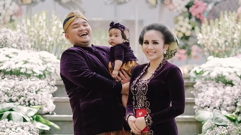 Momen Prosesi Tedak Siten Anak Momo Geisha