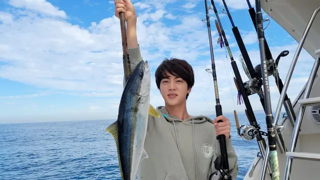 Jin BTS kenakan Tshirt putih mahal di hari ulang tahunya