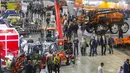 Berbagai mesin pertanian ditampilkan dalam pameran pertanian internasional Agrosalon di Moskow, Rusia, 7 Oktober 2020. Pameran tersebut digelar setiap dua tahun di Moskow. (Xinhua/Alexander Zemlianichenko Jr)