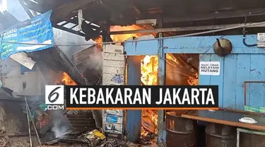 Akibat korsleting listrik sebuah bengkel bajaj dan warung hangus terbakar. petugas pemadam kebakaran Jakarta Barat berusaha mencegah meluasnya api hingga ke perkampungan. 20 mobil Damkar dikerahkan memadamkan api.