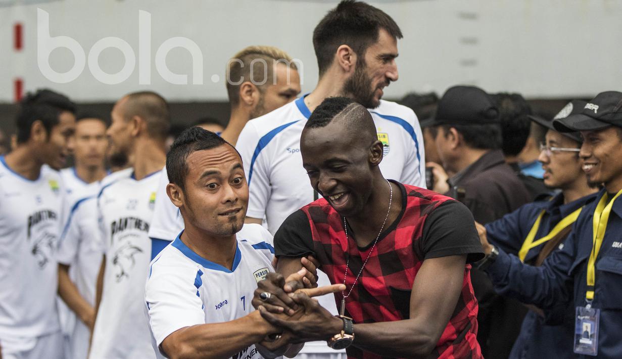 Kapten Persib Bandung, Atep, mengajak bercanda dengan mantan rekannya Makan Konate. Kehadiran pemain asal Mali itu ke Bandung untuk melepas kerinduan akan mantan klubnya Persib. (Bola.com/Vitalis Yogi Trisna)