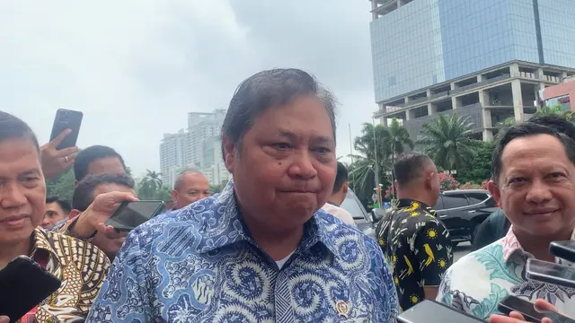 Menteri Koordinator Bidang Perekonomian, Airlangga Hartarto mendampingi Presiden Joko Widodo (Jokowi) membuka Indonesia International Motor Show (IIMS) 2024 di JI Expo Kemayoran, Jakarta Pusat, Kamis (15/2/2024). (Sulaeman/Merdeka.com)