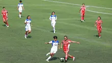 Akademi Persib Bandung (jersey putih biru) meredam perlawanan Putri JP Jakarta (jersey merah) dengan skor tipis 2-1 di laga semifinal U-18 HYDROPLUS Soccer League All-Stars 2025/2026 yang berlangsung di Supersoccer Arena Kudus, Jawa Tengah, Sabtu (11/7/2026). Hasil tersebut membawa Akademi Persib Bandung melaju ke babak final yang akan tersaji Minggu (12/7/2026). (Bola.com/Nirmatuloh Efendi)