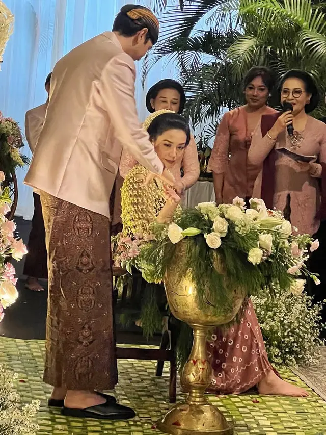 Tujuh Bulanan Kehamilan Pertama Velove Vexia dengan Adat Jawa. [@jusuf_long]