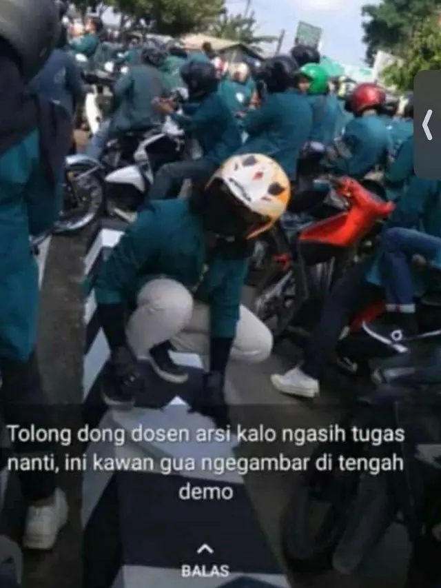 8 Momen Manis Hingga Kocak saat Demo Tolak UU Cipta Kerja Ini Curi Perhatian