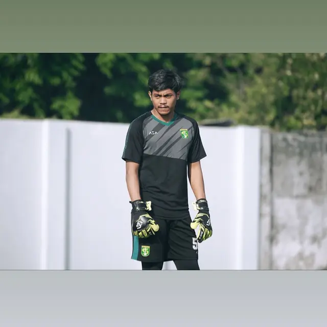 5 Potret Andhika Ramadhani, Kiper Persebaya yang Tuai Pujian saat Lawan Persikabo 1973