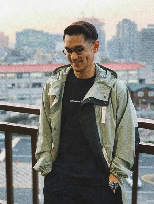 Dalam berbusana sehari-hari pria kelahiran 27 Mei 1987 ini pun sering kali terlihat memadukan jaket ataupun outer dengan kaus. Meski terkesan begitu santai, akan tetapi penampilan Afgan satu ini juga kerap menuai pujian dari netizen. (Liputan6.com/IG/@afgansyah.reza)