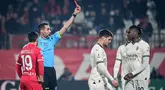 Pemain AC Milan, Luka Jovic, mendapat kartu merah saat melawan AC Monza pada laga Liga Italia di Stadion Brianteo, Minggu (18/2/2024). AC Milan takluk 2-4. (AFP/Pieri Cruciatti)
