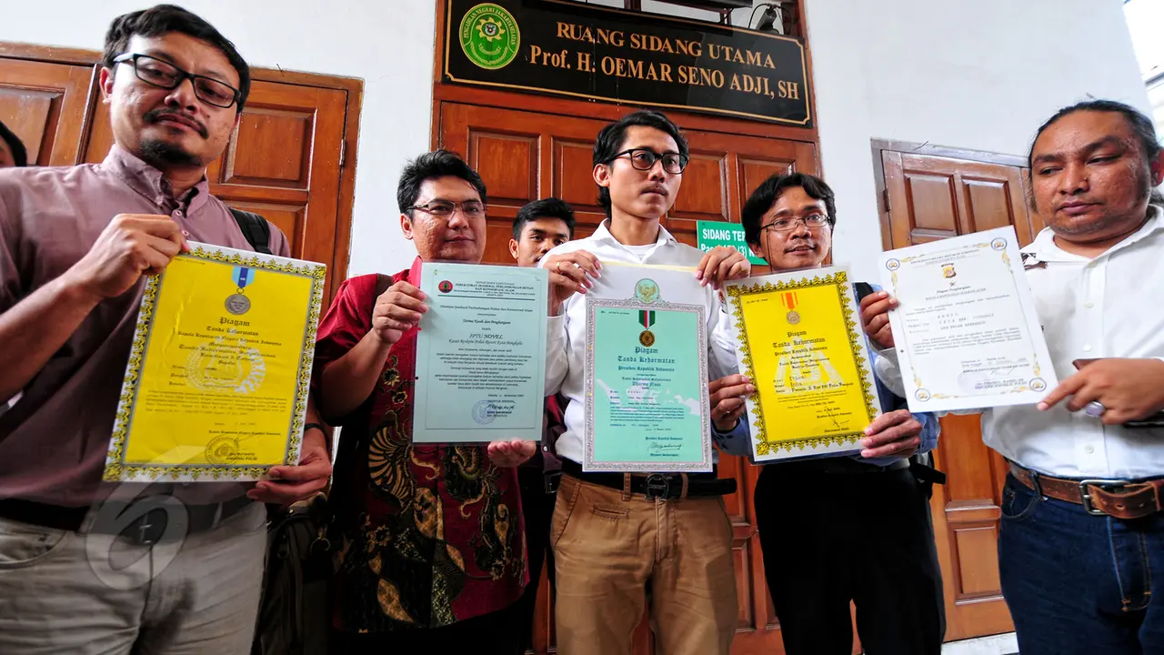 Novel Serahkan Piagam Penghargaan di Sidang Praperadilan