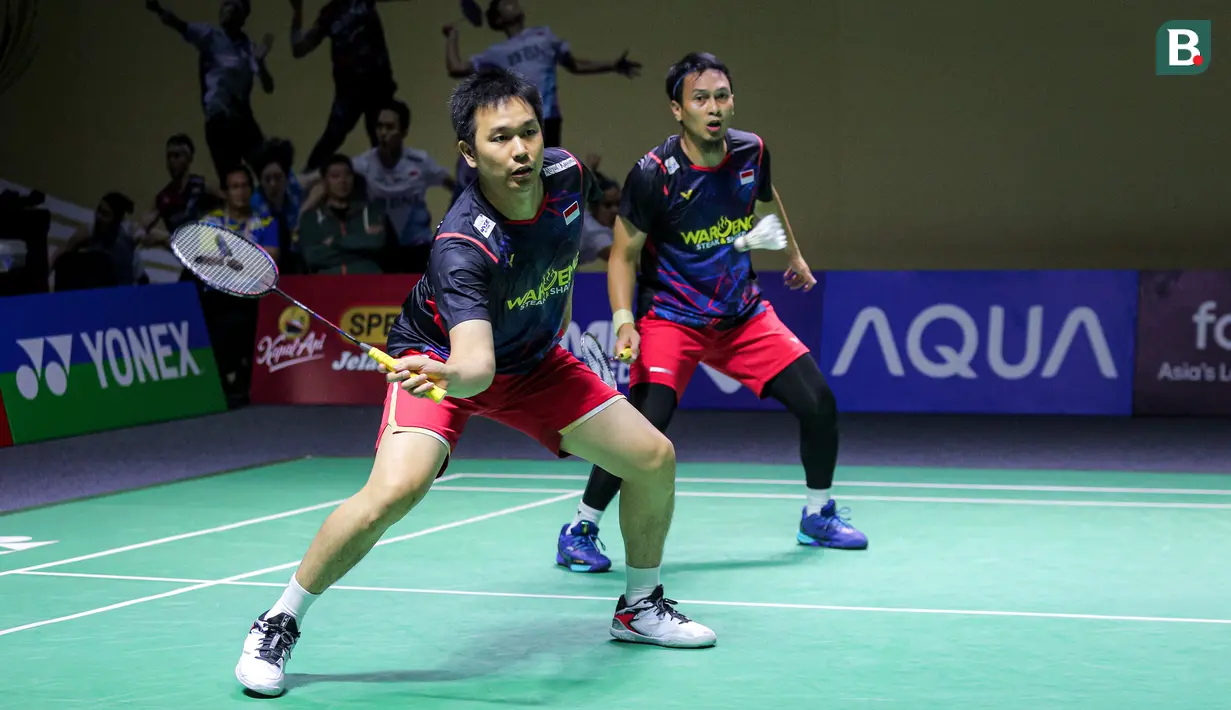 Pebulu tangkis ganda putra Indonesia, Mohammad Ahsan/Hendra Setiawan berusaha mengembalikan kok ke arah pasangan China, Liang Wei Keng/Wang Chang pada babak 16 besar Indonesia Open 2024 di Istora Senayan, Jakarta, Kamis (06/06/2024). (Bola.com/Bagaskara Lazuardi)