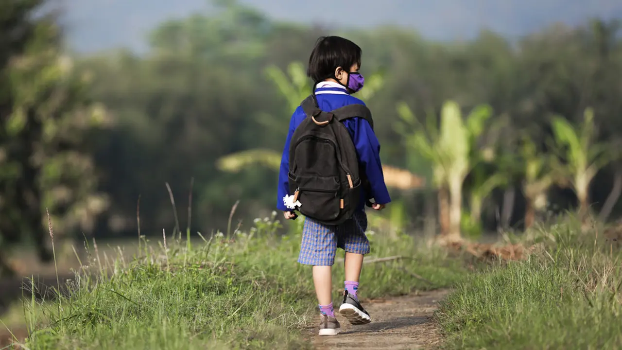 Anak SD Seberangi Sungai dengan Boks Styrofoam