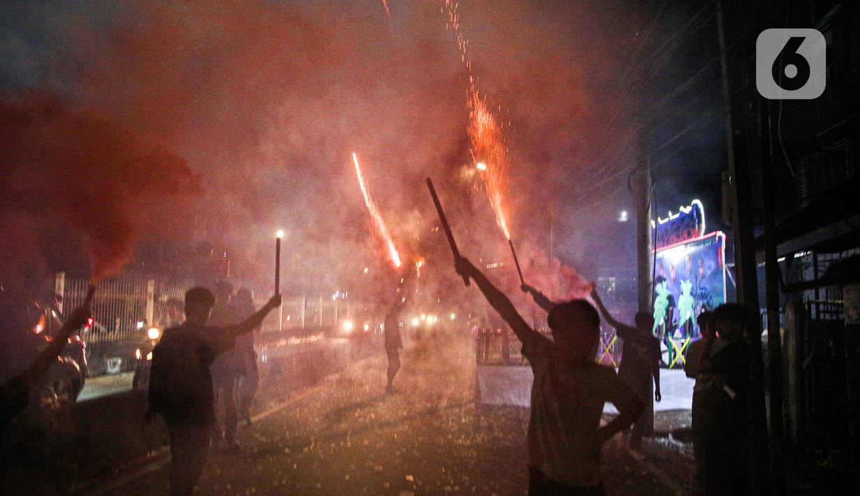 Jalan raya di sekitar lokasi acara pun padat, terlihat sejumlah kendaraan terhenti saat melintas. (Liputan6.com/Faizal Fanani)