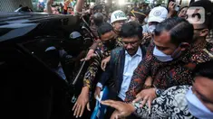 Menteri Komunikasi dan Informatika (Menkominfo) Johnny Gerard Plate usai menjalani pemeriksaan oleh Kejaksaan Agung Republik Indonesia, Jakarta, Selasa (14/2/2023). Johnny diperiksa selama kurang lebih sembilan jam sebagai saksi kasus dugaan korupsi penyediaan Base Transceiver Station (BTS) 4G dan infrastruktur pendukung paket 1, 2, 3, 4, dan 5 BAKTI Kominfo Tahun 2020-2022. (Liputan6.com/Johan Tallo)