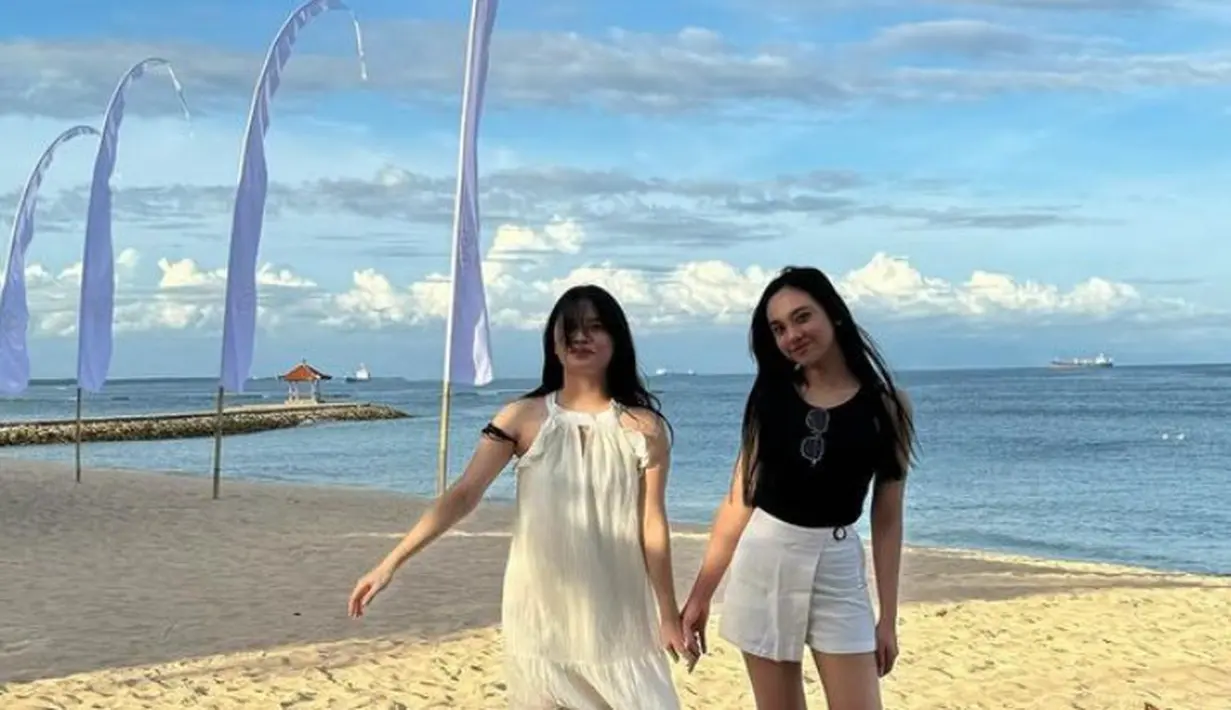 Masih dengan dress putih Fauzia terlihat menggandeng Lyodra yang mengenakan atasan hitam dipadukan skort putih. [@fauziaahanum]