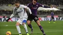 Duel antara D’Ambrosio dan Federico Chiesa pada laga lanjutan Serie A yang berlangsung di stadion Artemio Franci, Firenze, Senin (25/2). Inter Milan imbang 3-3 kontra Fiorentina (AFP/Tiziana Fabi)