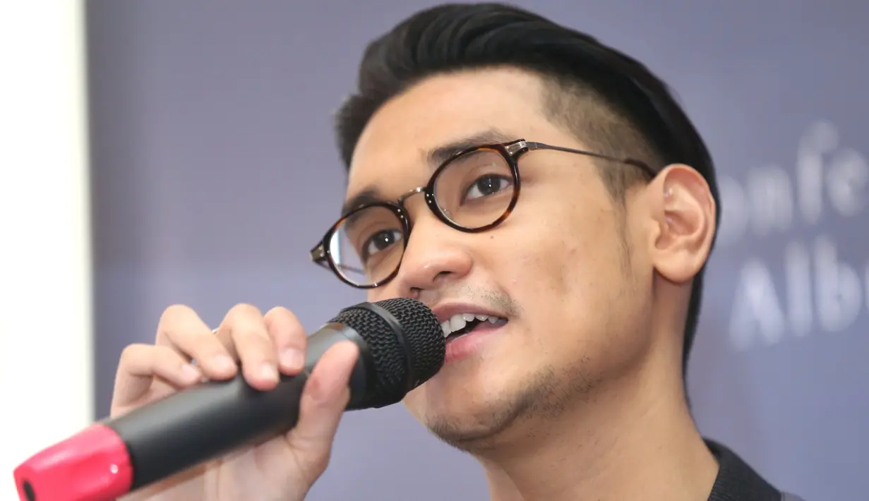 Baik Rossa dan Afgan keduanya mengaku bahwa hanya sekedar hubungan teman. Apalagi keduanya sama-sama bernaung dalam label yang sama. Hal yang sama juga diungkapkan oleh ibunda Afgan, Lola Purnama. (Nurwahyunan/Bintang.com)