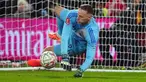 Kiper Nottingham, Matz Sels, menjadi pahlawan saat menaklukkan Ipswich Town laga putaran kelima Piala FA di Stadion City Ground, Nottingham Inggris, Senin (3/3/2025). (Mike Egerton/PA via AP)