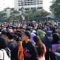 Repnas DKI Jakarta mengkampanyekan konsumsi buah lokal dengan membagikan jus buah naga dan buah apel gratis di acara Car Free Day (CFD), Jakarta, Minggu (24/2/2019).