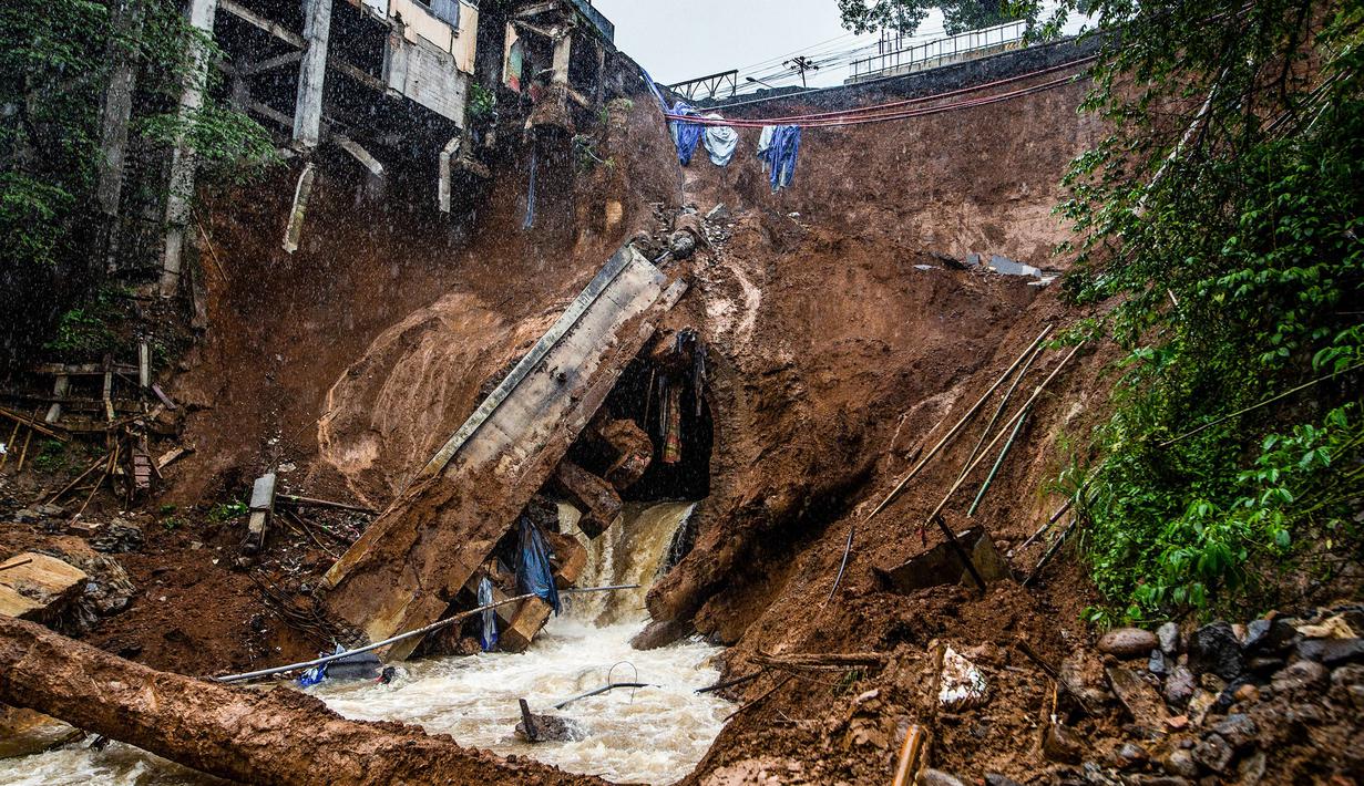 Fondasi bangunan pada tepi jurang terlihat pascalongsor akibat hujan deras di kawasan Caringin, Bogor, Jawa Barat, Kamis (2/32023). Pemerintah Kabupaten Bogor telah menyatakan komitmennya akan membantu Kementerian PUPR dalam menangani longsor di ruas jalan tersebut. (ADITYA AJI/AFP)