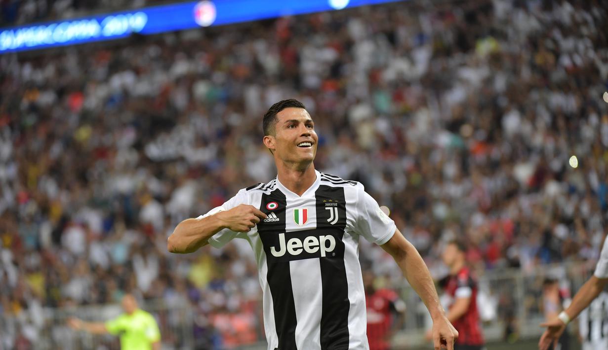 6. Selebrasi gol Ronaldo usai mencetak gol pada laga Final Piala Super Italia yang berlangsung di stadion King Abdullah Sports City, Jeedah, Kamis (17/1). Juventus menang 1-0  atas AC Milan (AFP/Giuseppe Cacace)