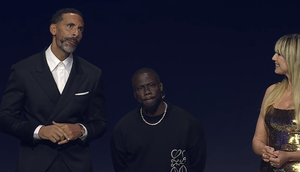Rio Ferdinand (kiri) bersama Kevin Hart (tengah) dan Heidi Klum (kanan) saat memimpin drawing Piala Dunia 2026 di Washington DC, Amerika Serikat. (tangkapan layar/@FIFA)