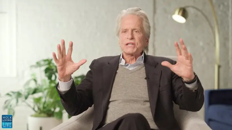 Michael Douglas di Mola Living Live.