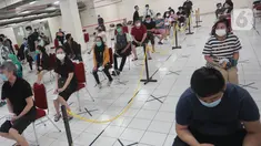 Warga divaksin Covid-19 di Balai Warga  Apartemen Gading Mediterania Residence (MGR) Kelapa Gading, Jakarta, Kamis (17/6/2021). Vaksin massal dengan target 1.000 penghuni selama dua hari untuk mencegah penyebaran Covid-19. (Liputan6.com/Fery Pradolo)