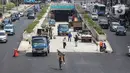 Suasana pembangunan Underpass Senen Extension di kawasan Senen, Jakarta, Jumat (16/10/2020). Progres Pembangunan Underpass Senen Extension kini sudah mencapai 87 persen dengan fokus pengerjaan meliputi pemasangan dinding ACP sebagai facing wall pada terowongan. (Liputan6.com/Faizal Fanani)